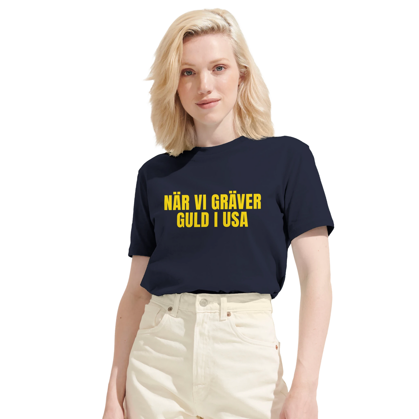 Kvinna i marinblå supporter-t-shirt inför VM 2026. Visar passformen på denna tröja med det legendariska guldgrävar-motivet.