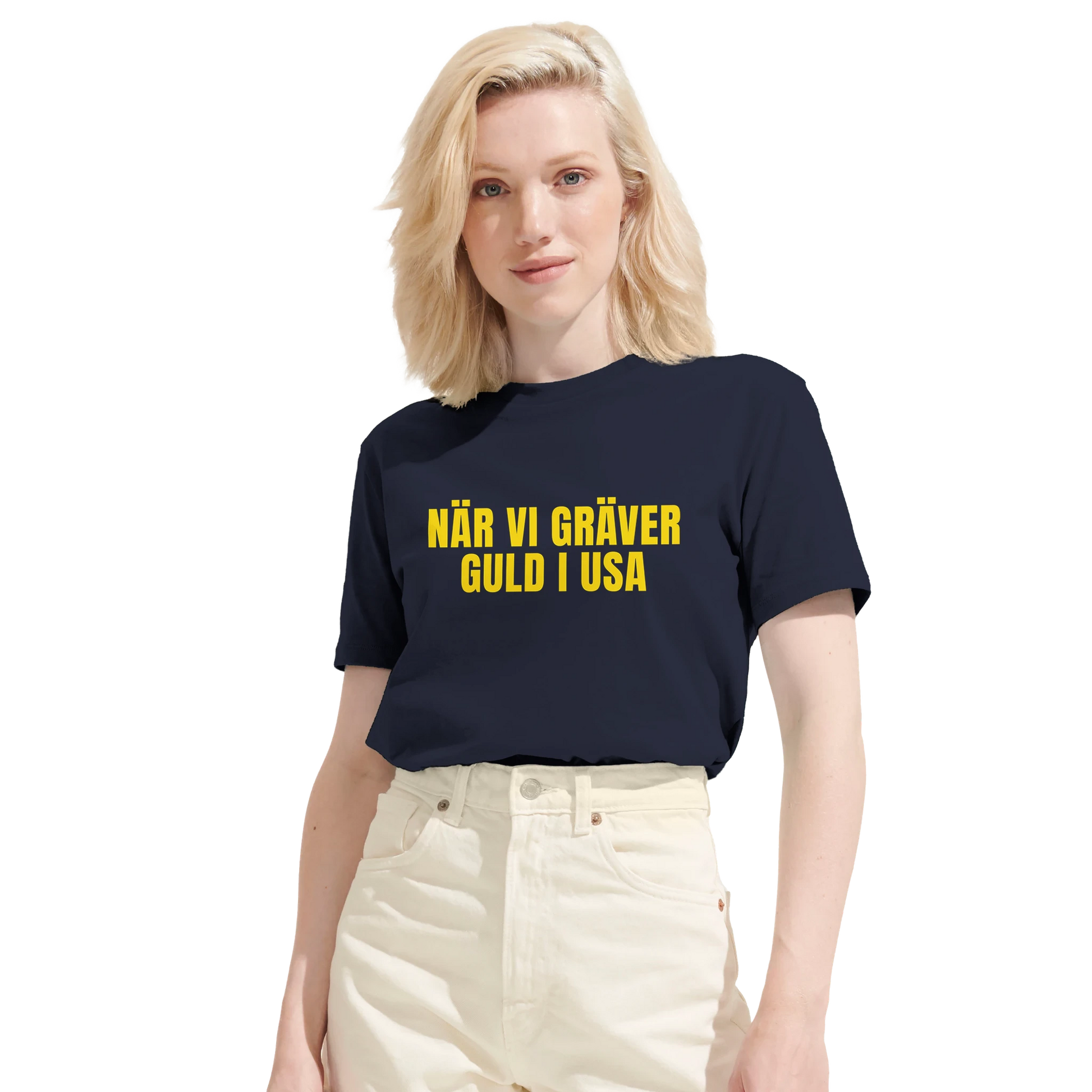 Kvinna i marinblå supporter-t-shirt inför VM 2026. Visar passformen på denna tröja med det legendariska guldgrävar-motivet.