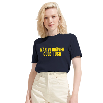 Kvinna i marinblå supporter-t-shirt inför VM 2026. Visar passformen på denna tröja med det legendariska guldgrävar-motivet.