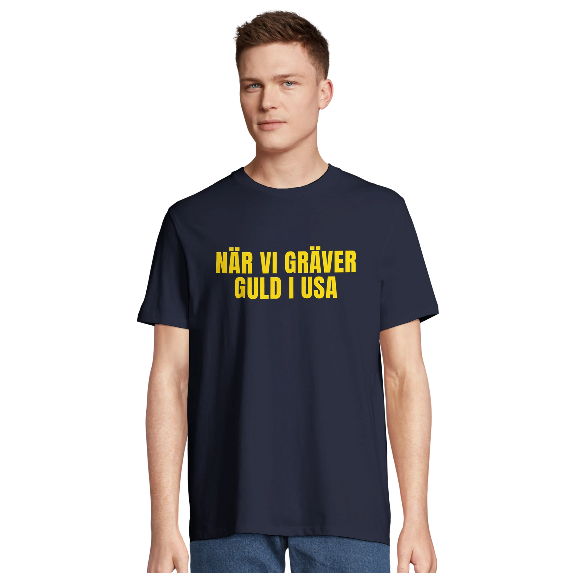 Man bär en marinblå landslagssupporter-t-shirt. Perfekt tröja för att heja fram Sverige under fotbolls-VM 2026.