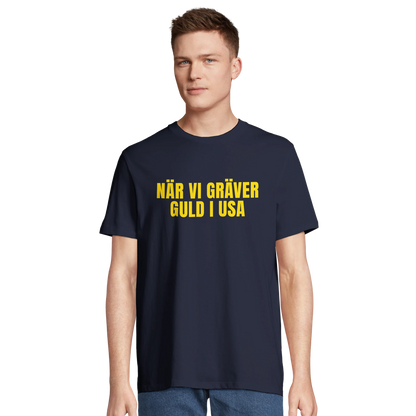 Man bär en marinblå landslagssupporter-t-shirt. Perfekt tröja för att heja fram Sverige under fotbolls-VM 2026.